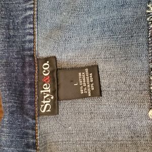 Blue jean jacket. large. Style and company. Good condition